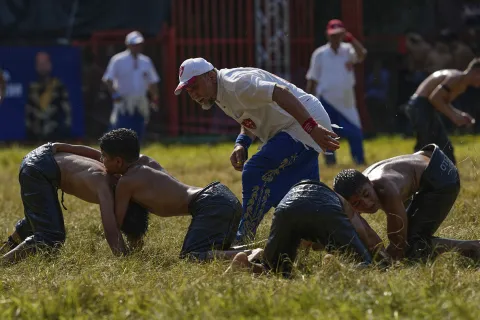 Young wrestlers competing
